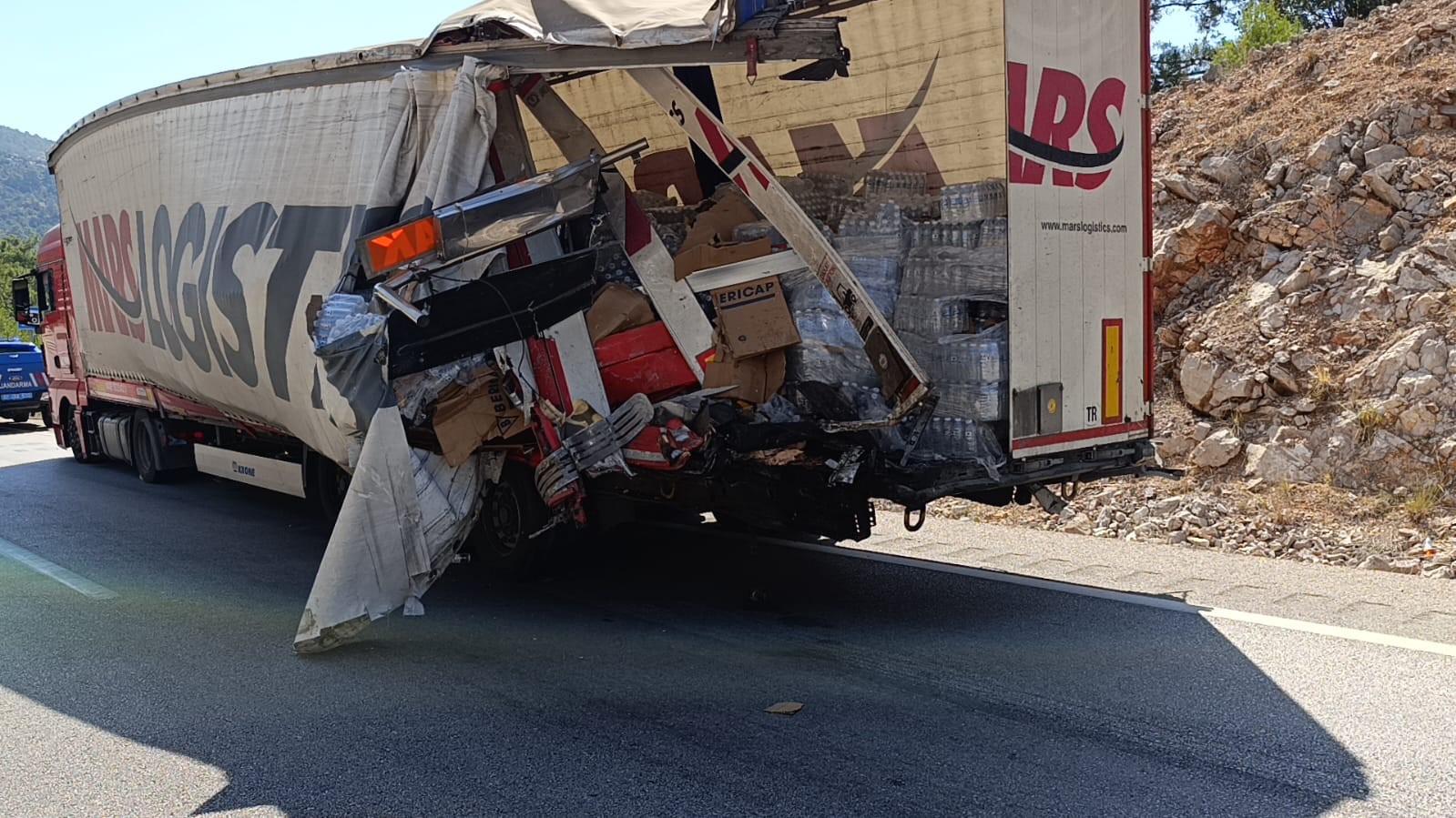 Antalya-Korkuteli Karayolunda sabah saatlerinde meydana gelen trafik kazasında bir kamyon, aynı istikametteki bir otomobil ve bir tıra çarptı.