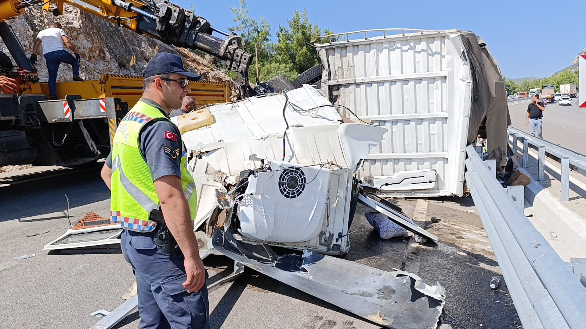 Antalya-Korkuteli Karayolunda sabah saatlerinde meydana gelen trafik kazasında bir kamyon, aynı istikametteki bir otomobil ve bir tıra çarptı.