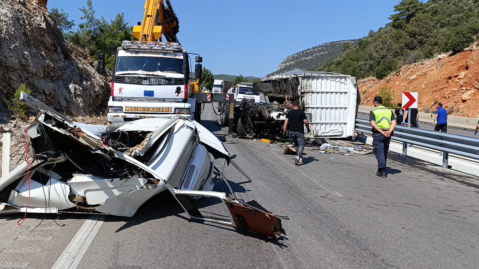 Antalya-Korkuteli Karayolunda sabah saatlerinde meydana gelen trafik kazasında bir kamyon, aynı istikametteki bir otomobil ve bir tıra çarptı.