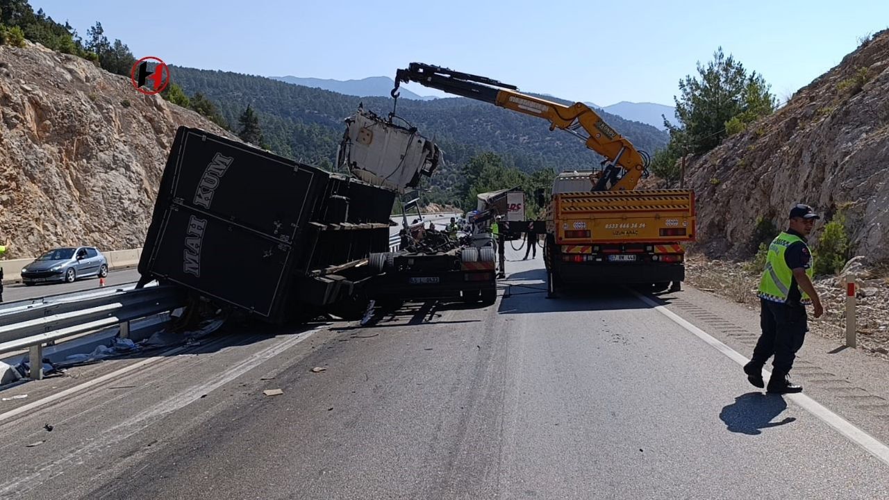 Antalya-Korkuteli Karayolunda Trafik Kazası: Kamyon Sürücüsü Olay Yerinde Hayatını Kaybetti