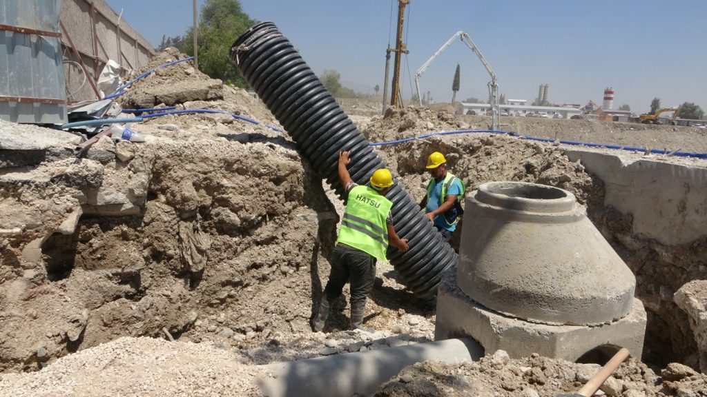 HATSU, 6 Şubat depremlerinde zarar gören Antakya'nın General Şükrü Kanatlı Mahallesi'nde yağmur suyu hatlarını yenileyerek bölgedeki su tahliye sorununu çözmeyi hedefliyor.