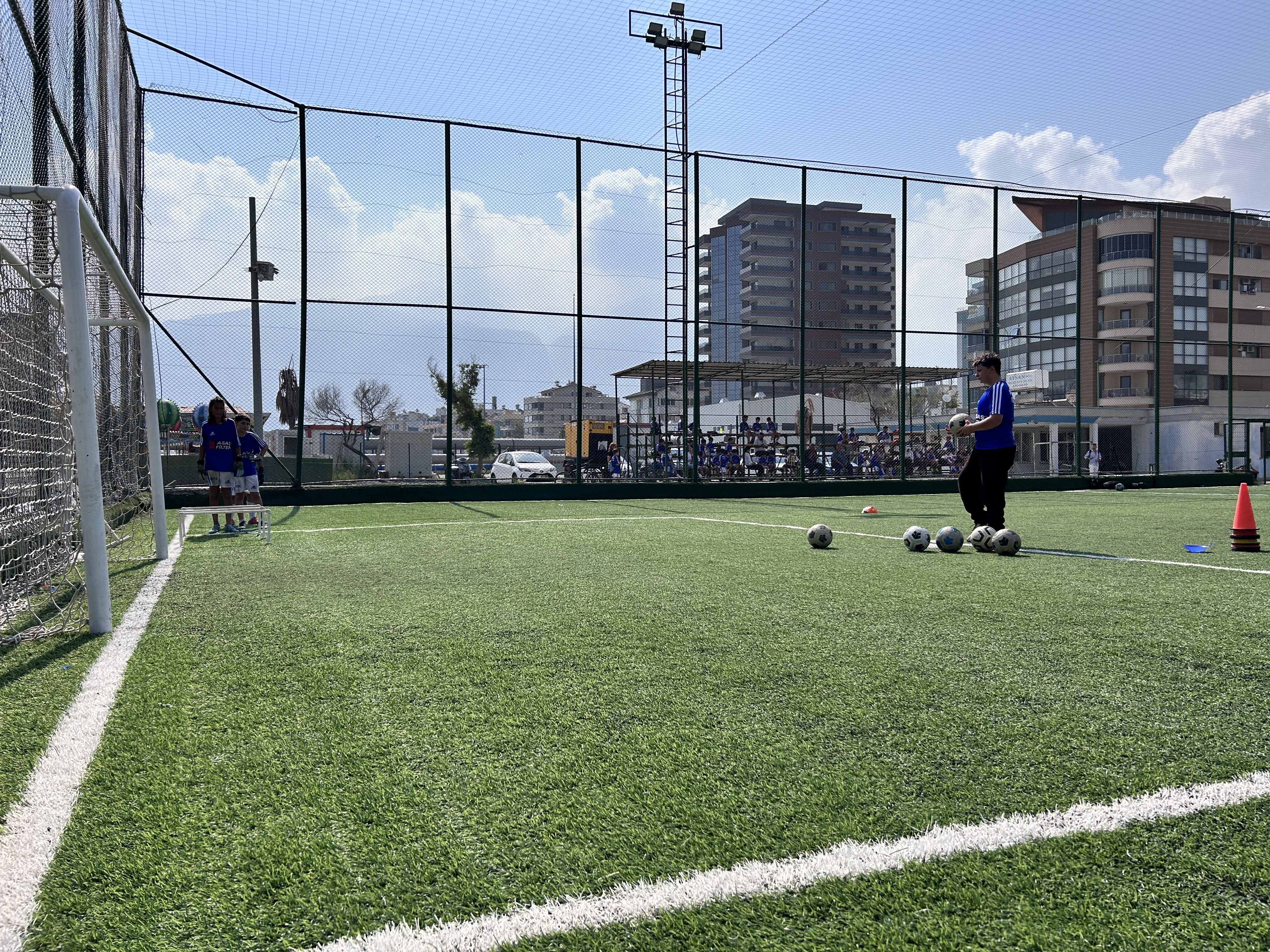 Kahramanmaraş merkezli depremlerde Hatay'da enkaz altında kalan Furkan Soysal, sol bacağını kaybetmesine rağmen futbolcu olma hayallerinden vazgeçmedi.