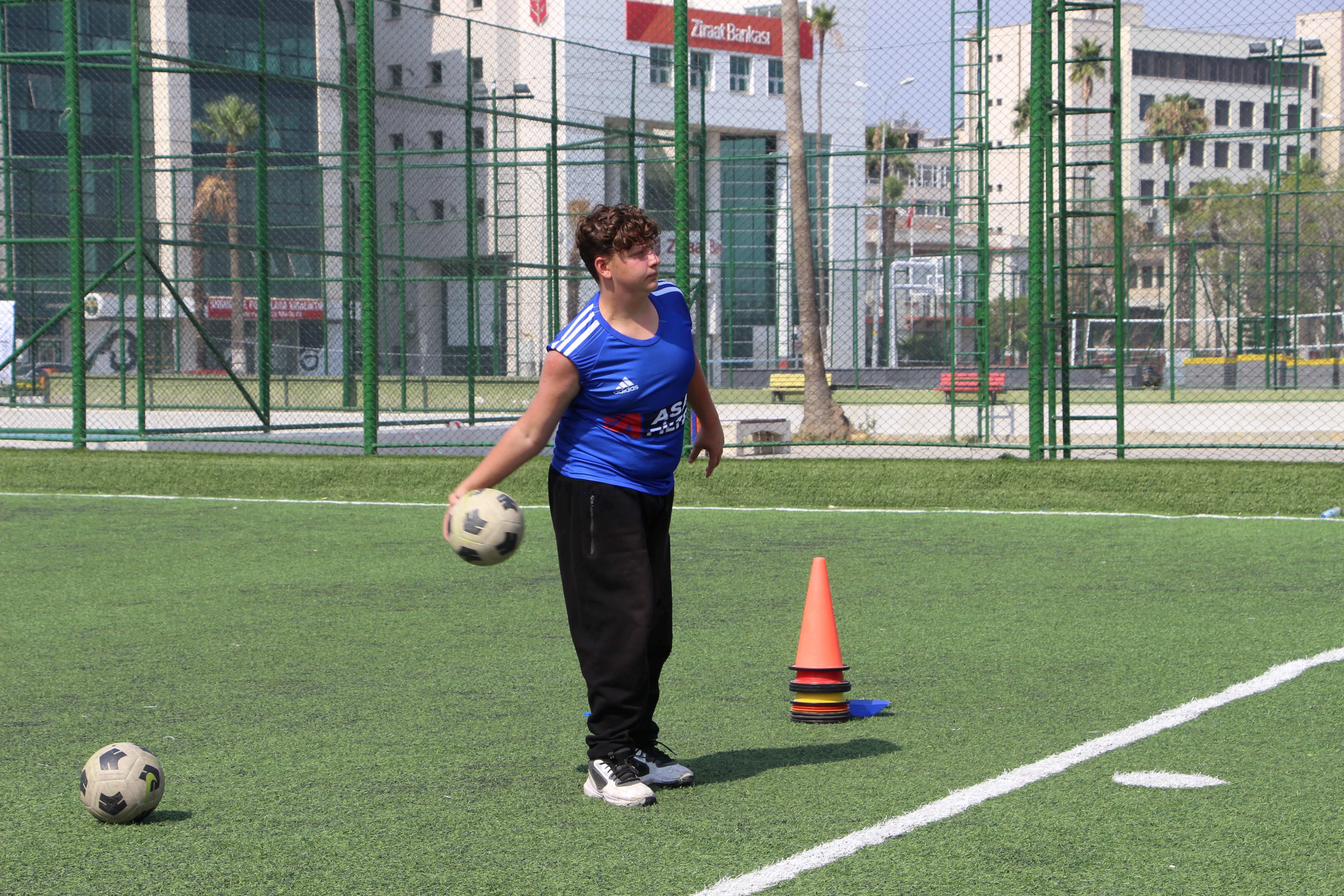 Kahramanmaraş merkezli depremlerde Hatay'da enkaz altında kalan Furkan Soysal, sol bacağını kaybetmesine rağmen futbolcu olma hayallerinden vazgeçmedi.