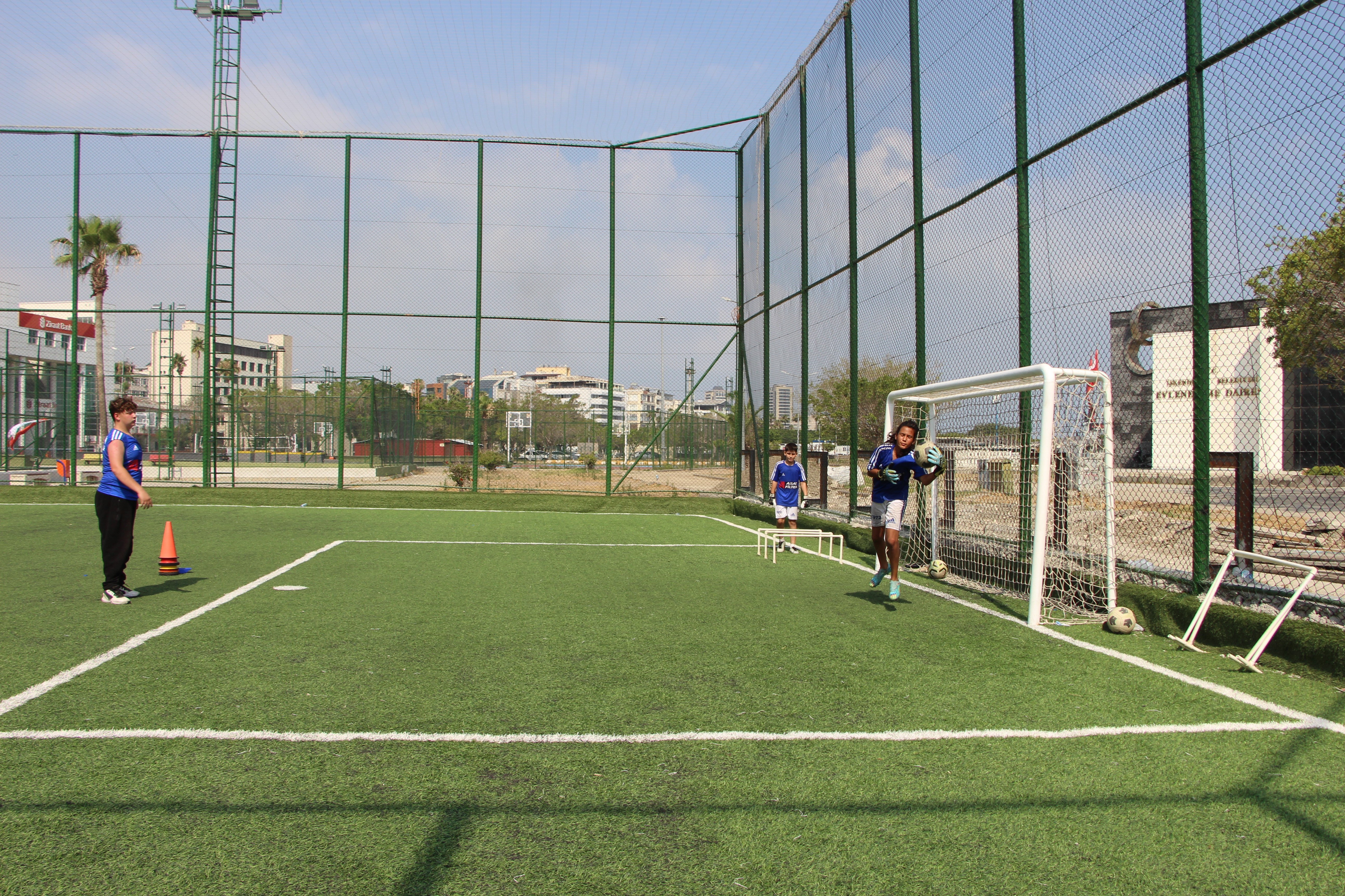 Kahramanmaraş merkezli depremlerde Hatay'da enkaz altında kalan Furkan Soysal, sol bacağını kaybetmesine rağmen futbolcu olma hayallerinden vazgeçmedi.