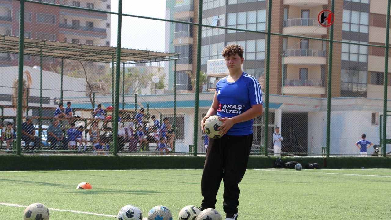 Depremde Bacağını Kaybeden Genç Futbolcu, Hayallerinden Vazgeçmeyerek Çocuklara Umut Oluyor