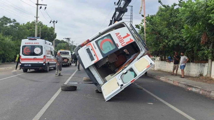 Dörtyol'da korkutan olay! Ambulans devrildi