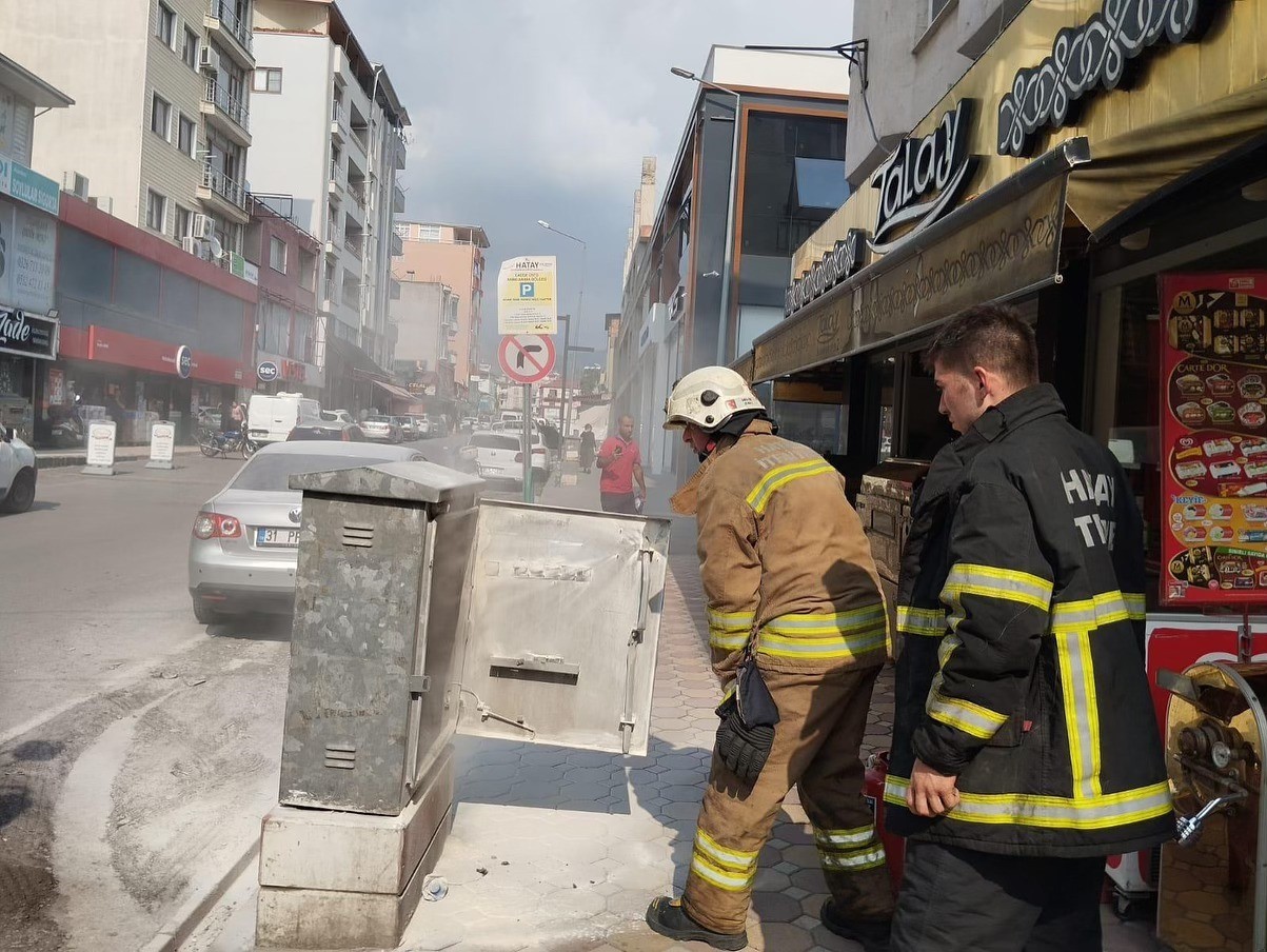 Elektrik panosundaki yangın büyümeden söndürüldü