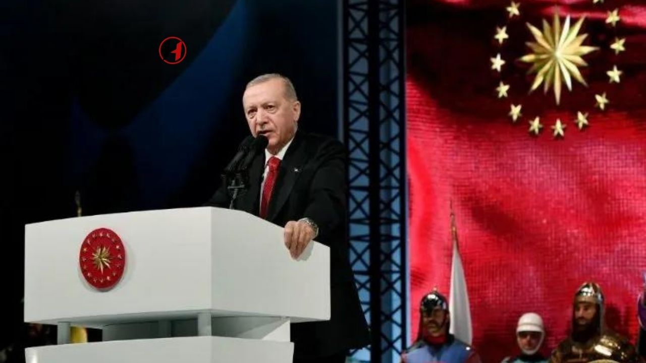 Erdoğan: "FETÖ'cü Alçaklar Döktükleri Kanla Tarihimize Kara Bir Leke Olarak Geçtiler"