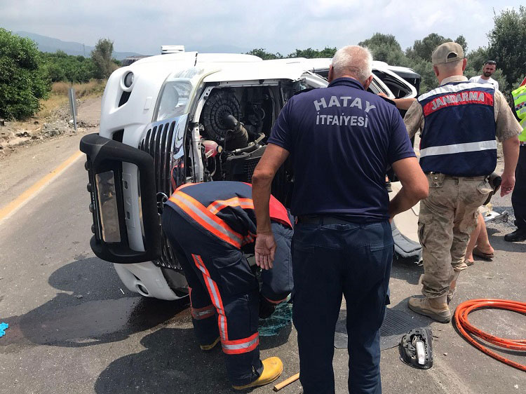 Hatay'ın Erzin ilçesinde meydana gelen üzücü bir trafik kazasında, bir pikapın devrilmesi sonucu 4 kişi yaralandı.