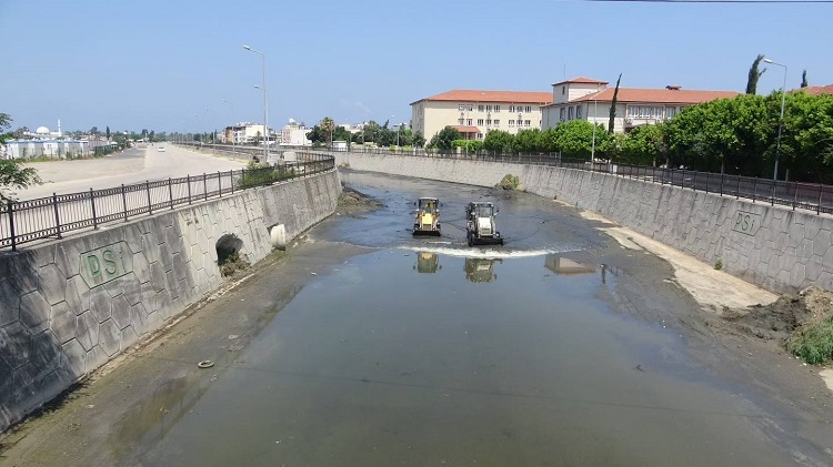 Hatay Büyükşehir Belediye Başkanı Mehmet Öntürk'ün talimatıyla, İskenderun'da uzun yıllardır vatandaşların canını sıkan Feyezan Kanalı'ndaki katı atık ve koku sorununa kalıcı çözüm üretiliyor. 