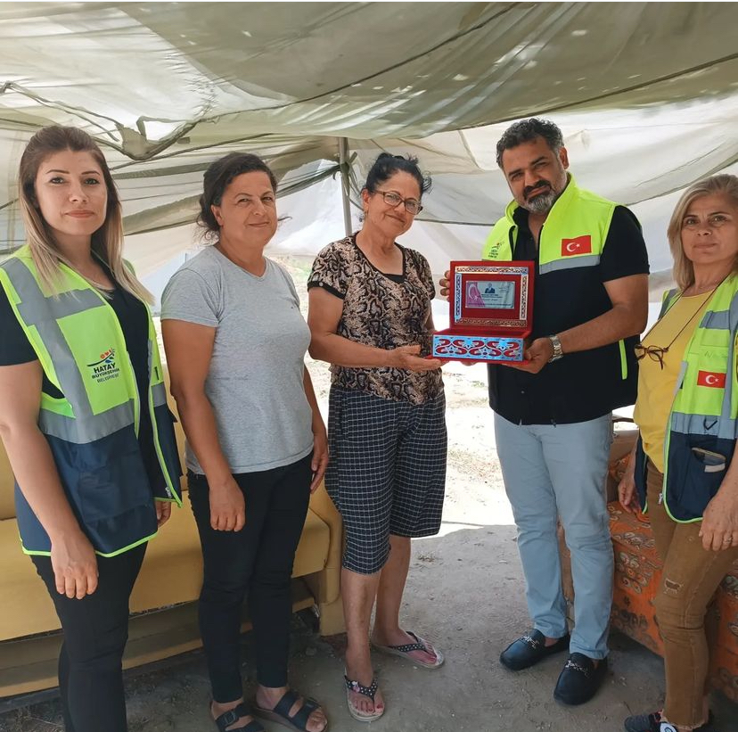 Hatay Büyükşehir Belediyesi (HBB), şehit ve gazi ailelerine olan minnet ve saygısını göstermek için şehit ailelerini ziyaret etmeye devam ediyor. 