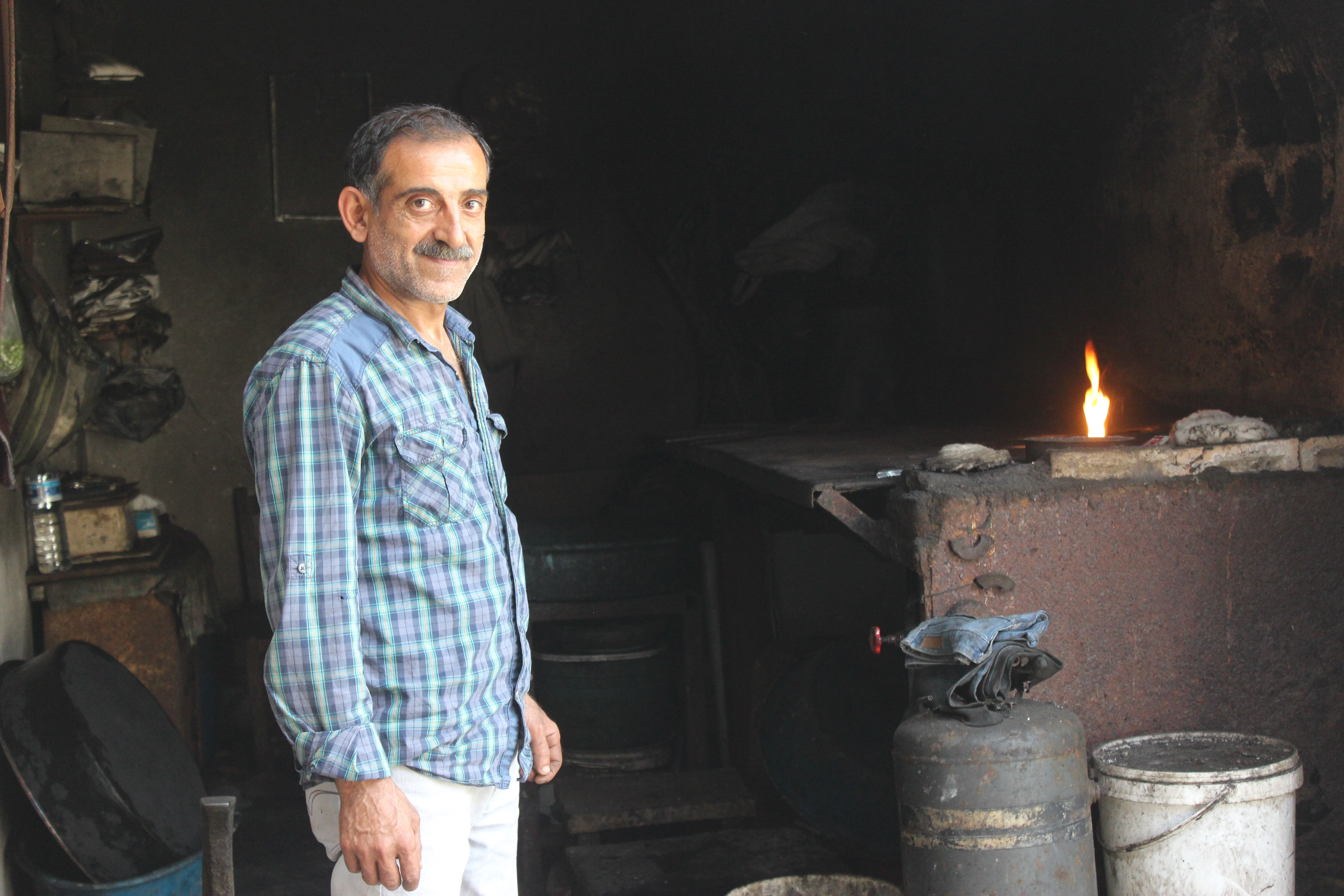 Antakya'da 54 yaşındaki Hüseyin Doğan, 40 derecelik sıcakta kalay kalaylayarak zorlu mesaisini sürdürüyor.