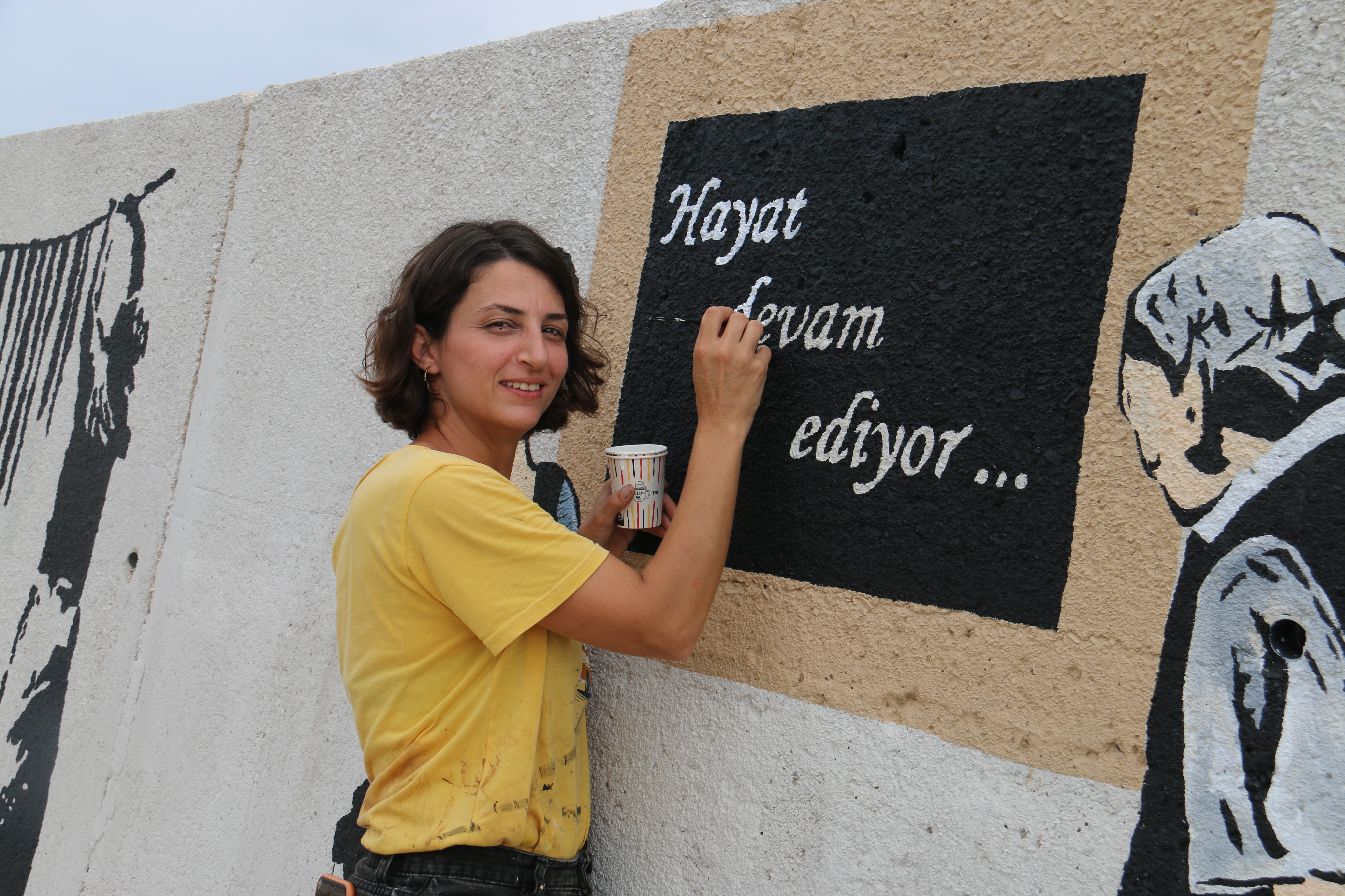 Samandağ'da depremin yaralarını sarmak için başlatılan projede, ressam Burcu Okar tarafından 9 ay boyunca 515 metrelik duvara 227 farklı resim çizildi.