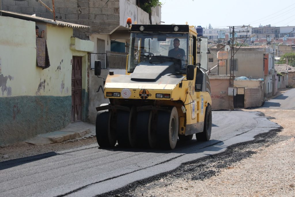 Hatay Büyükşehir Belediyesi, il genelinde başlattığı kapsamlı asfaltlama çalışmalarıyla vatandaşların daha konforlu bir ulaşım deneyimi yaşaması için çalışıyor.