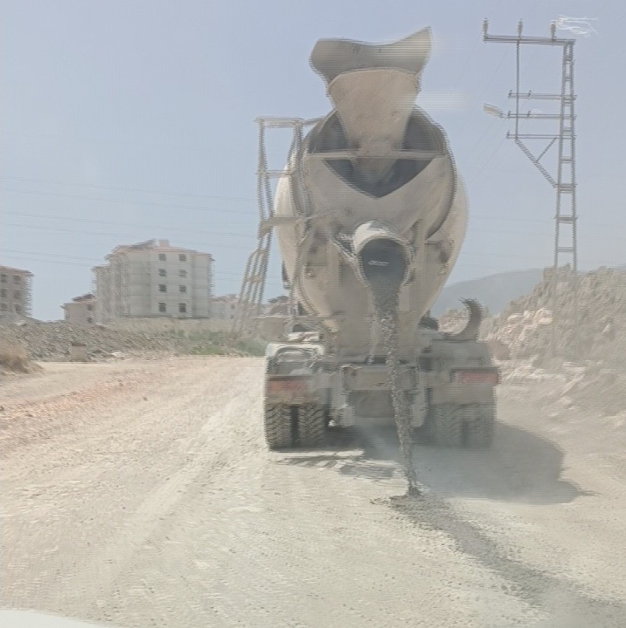 Antakya'da bir beton mikserinin yola beton döktüğü anlar kameralara yansıdı. Betonun kurumasıyla birlikte araçlarda hasar oluştu.