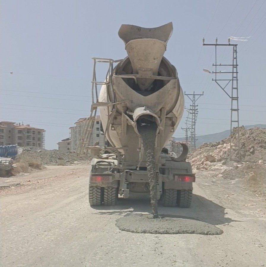 Antakya'da bir beton mikserinin yola beton döktüğü anlar kameralara yansıdı. Betonun kurumasıyla birlikte araçlarda hasar oluştu.