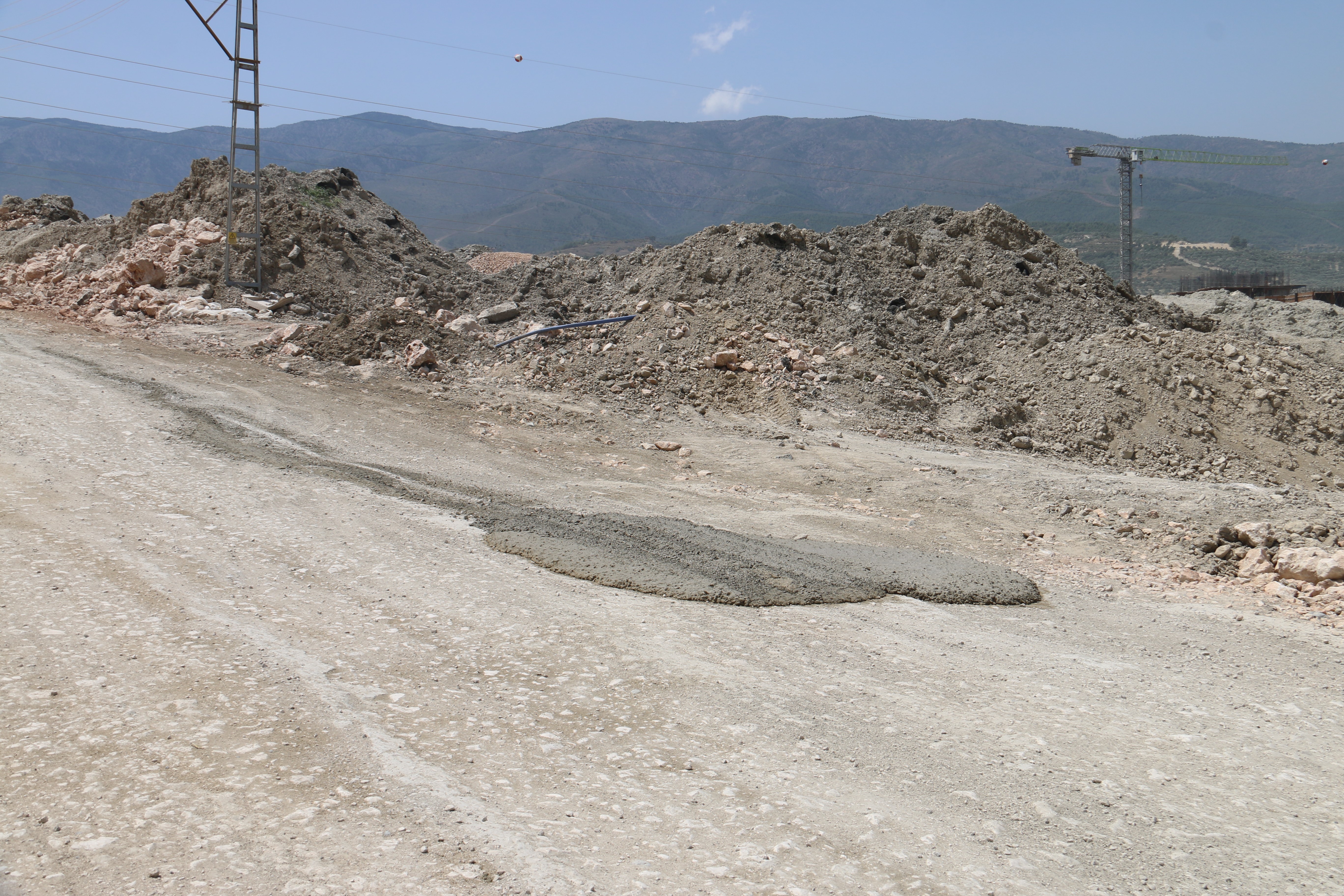 Antakya'da bir beton mikserinin yola beton döktüğü anlar kameralara yansıdı. Betonun kurumasıyla birlikte araçlarda hasar oluştu.