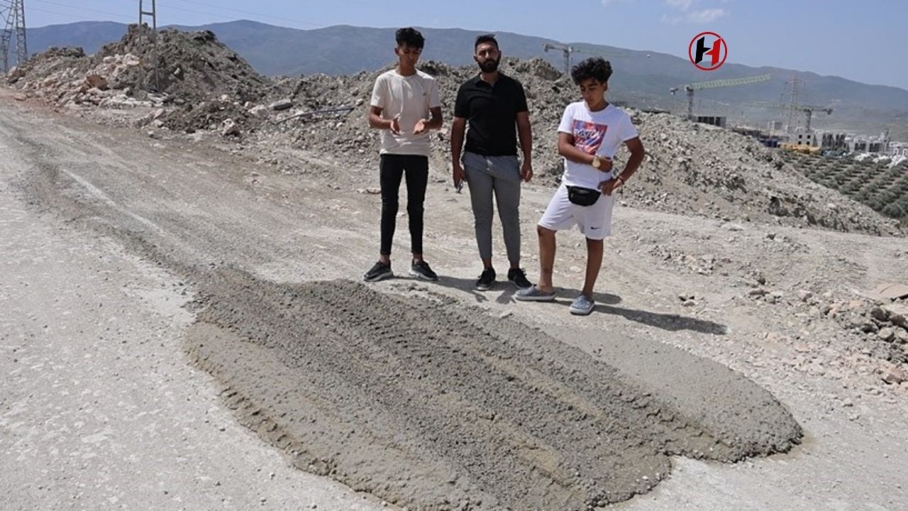 Hatay'da Beton Mikseri Skandalı! Yol Betonla Kaplandı, Vatandaşlar Tepkili!