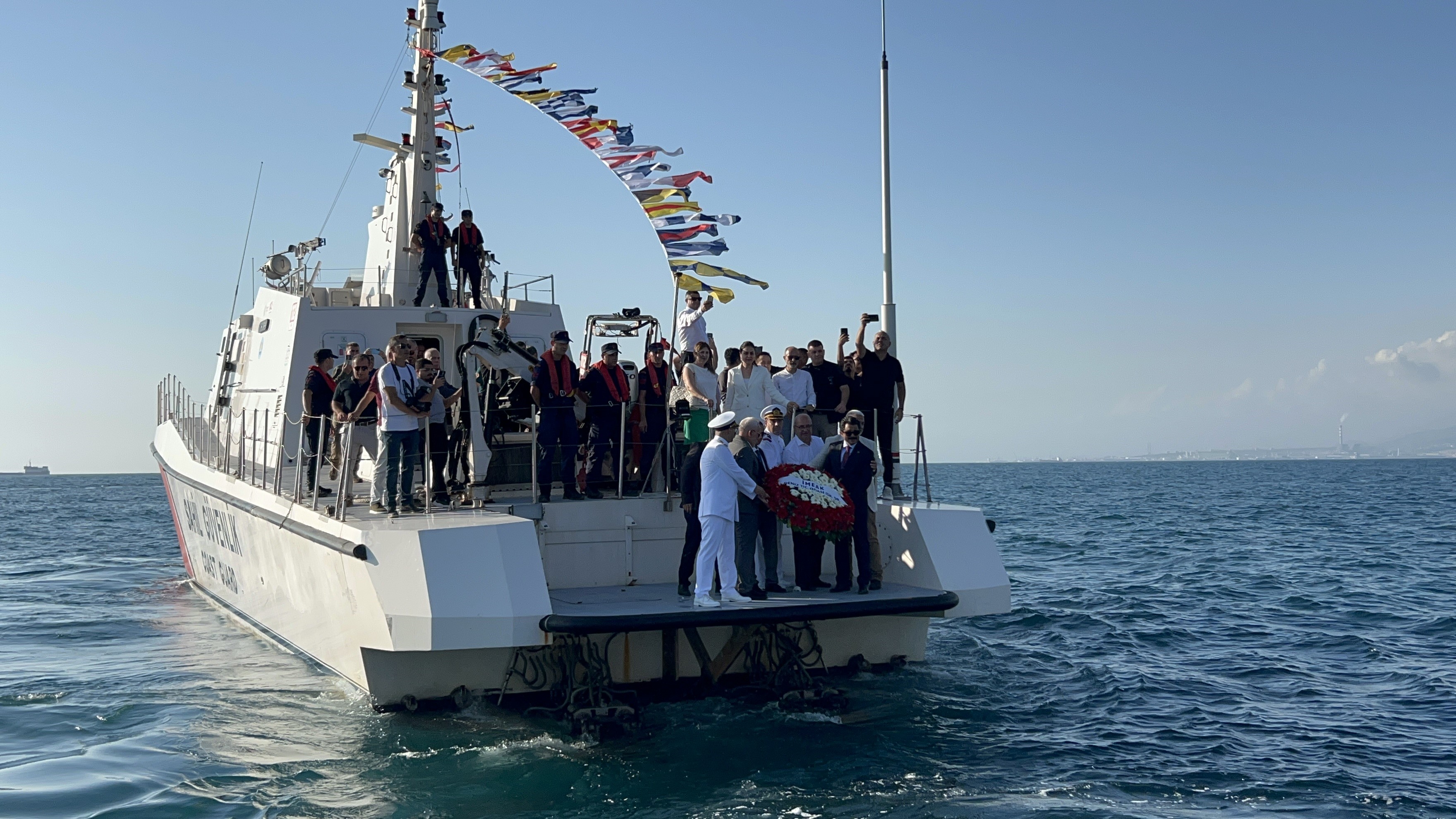 Denizcilik ve Kabotaj Bayramı coşkuyla kutlandı. Etkinlikler kapsamında düzenlenen yağlı direk yarışmasında çeyrek altın için kıyasıya mücadele yaşandı