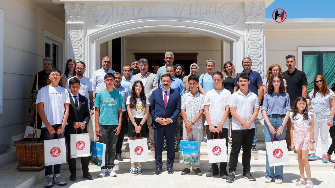 Hatay'da Depremden Etkilenen 10 LGS Birincisine Vali Masatlı'dan Burs ve Hediye!