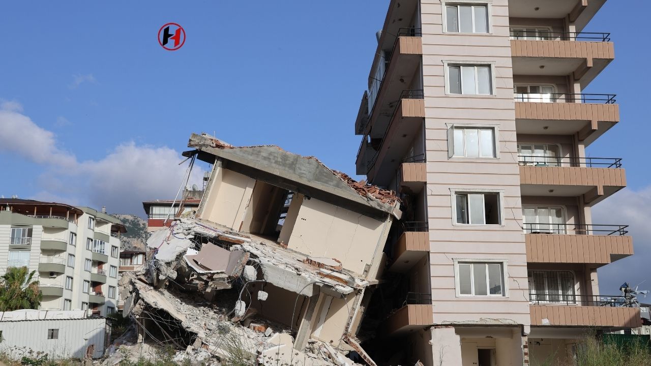 Hatay'da Korku Anı! Yıkılan Bina Komşu Binanın Üzerine Devrildi