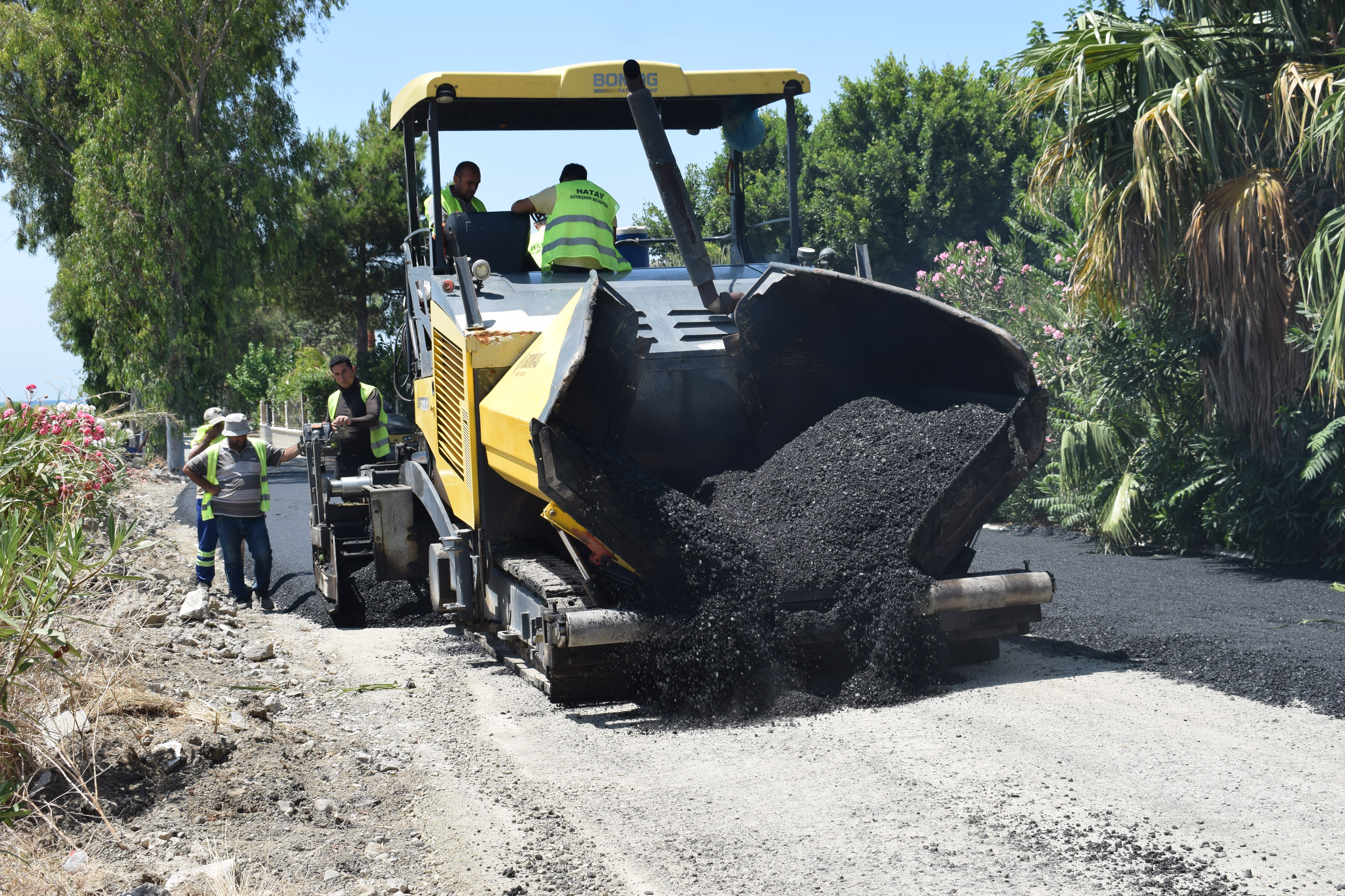 Hatay Büyükşehir Belediyesi (HBB), il genelinde cadde ve sokakların daha konforlu ve güvenli hale gelmesi için hummalı bir çalışma yürütüyor.