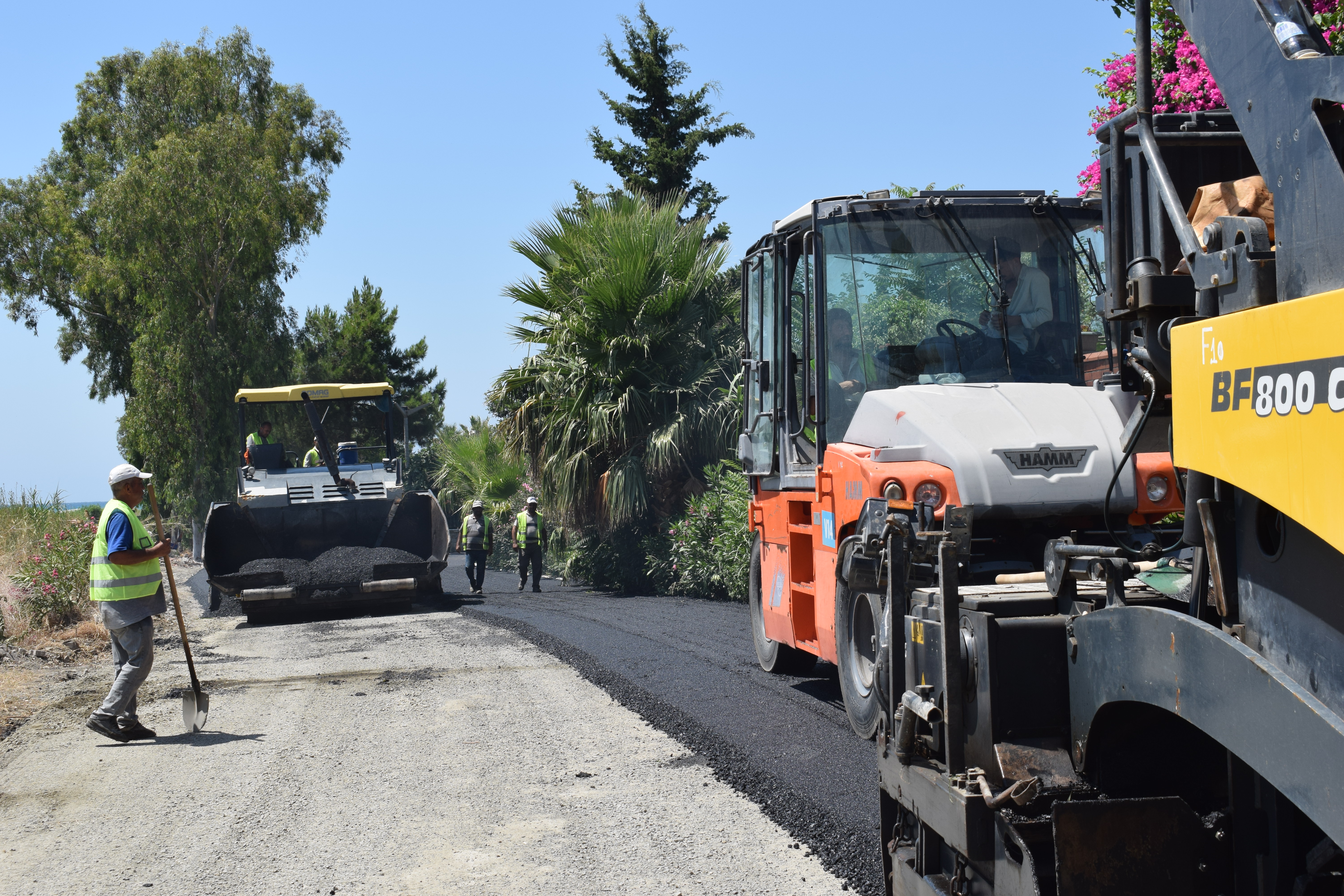 Hatay Büyükşehir Belediyesi (HBB), il genelinde cadde ve sokakların daha konforlu ve güvenli hale gelmesi için hummalı bir çalışma yürütüyor.