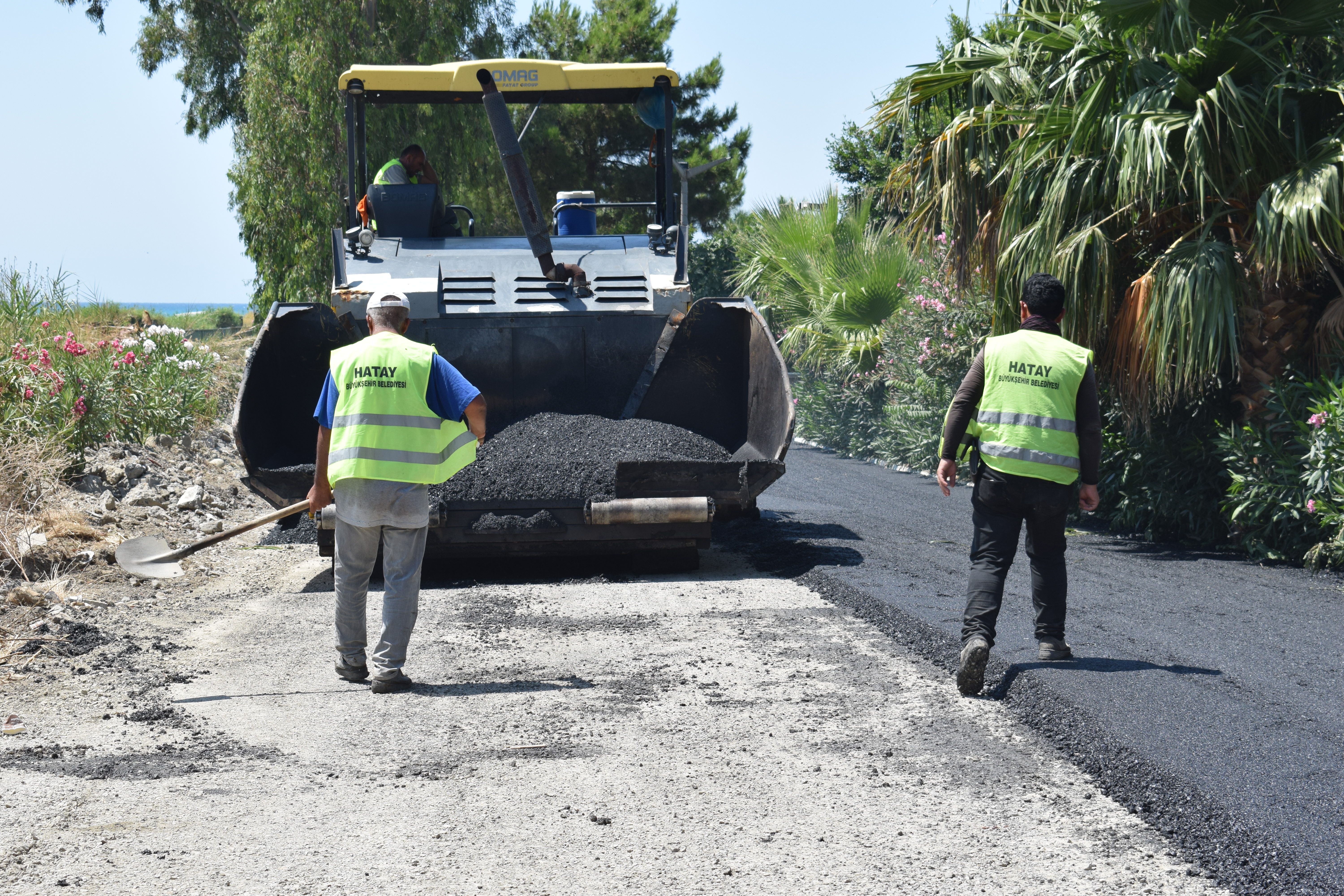 Hatay Büyükşehir Belediyesi (HBB), il genelinde cadde ve sokakların daha konforlu ve güvenli hale gelmesi için hummalı bir çalışma yürütüyor.