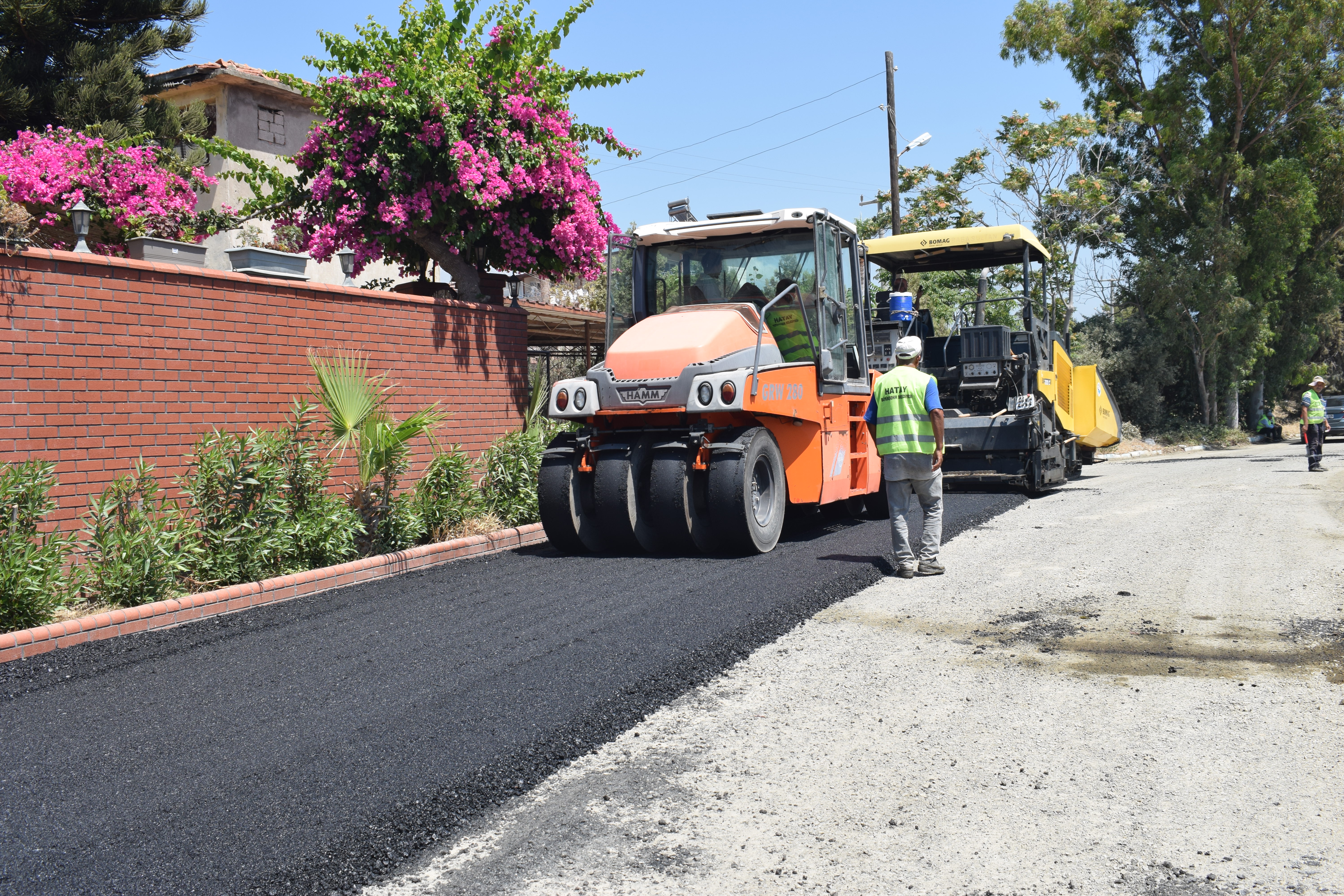 Hatay Büyükşehir Belediyesi (HBB), il genelinde cadde ve sokakların daha konforlu ve güvenli hale gelmesi için hummalı bir çalışma yürütüyor.