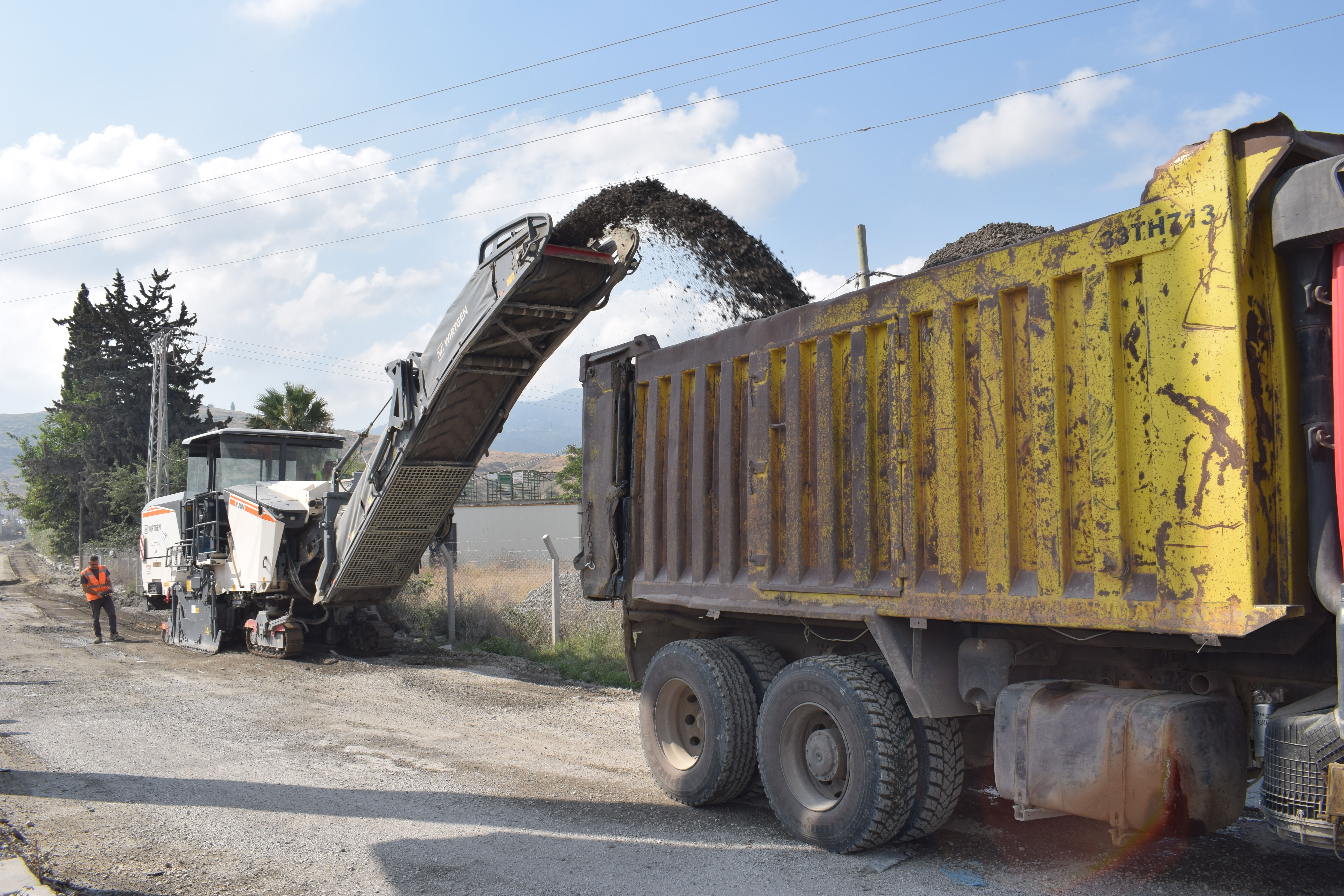 Hatay Büyükşehir Belediyesi, il genelinde araç ve yaya trafiğini olumsuz etkileyecek yollarda yoğun bir şekilde bakım, onarım ve asfalt serimi çalışmaları yürütüyor.