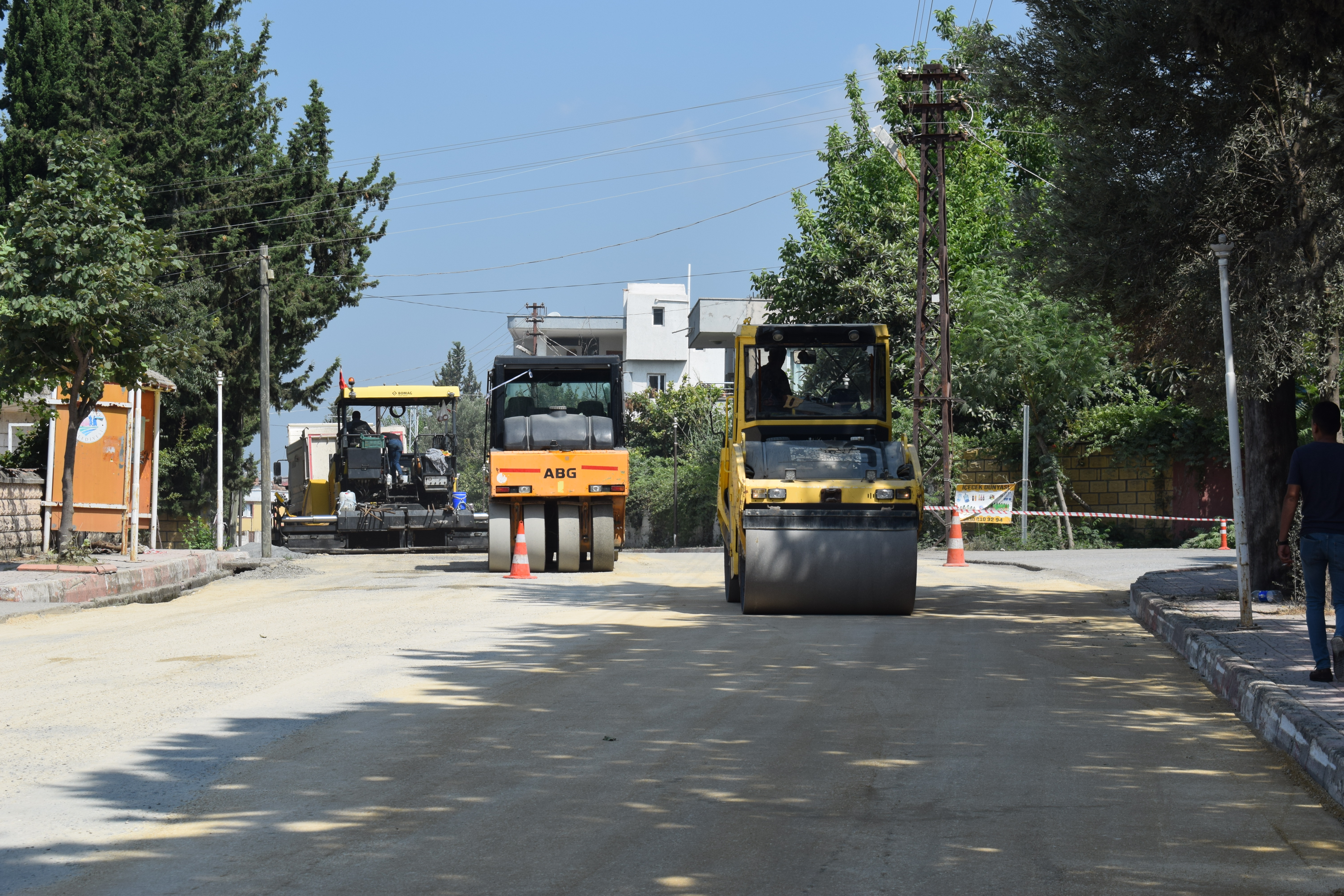 Hatay Büyükşehir Belediyesi, il genelinde araç ve yaya trafiğini olumsuz etkileyecek yollarda yoğun bir şekilde bakım, onarım ve asfalt serimi çalışmaları yürütüyor.