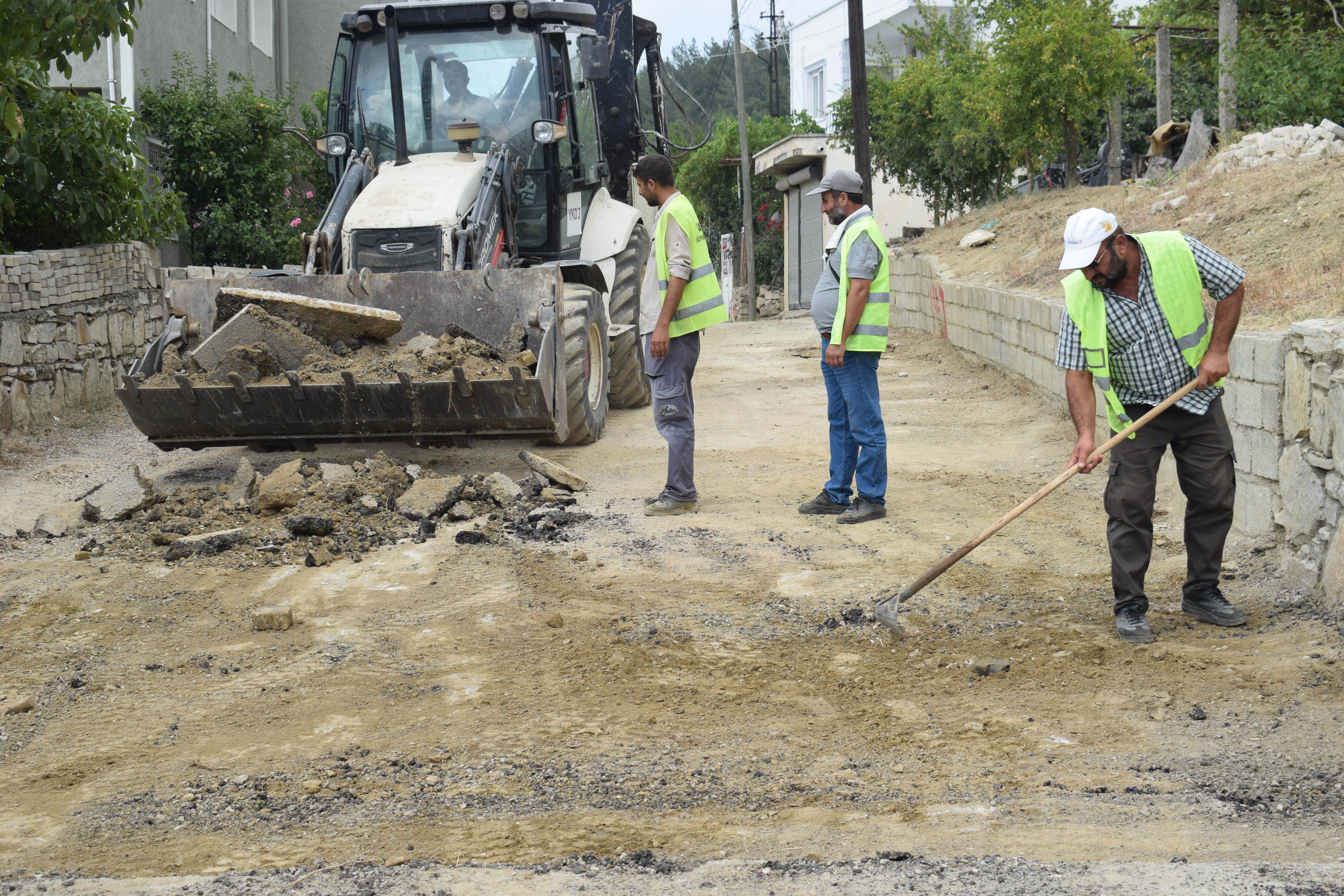 Hatay Büyükşehir Belediyesi, il genelinde araç ve yaya trafiğini olumsuz etkileyecek yollarda yoğun bir şekilde bakım, onarım ve asfalt serimi çalışmaları yürütüyor.