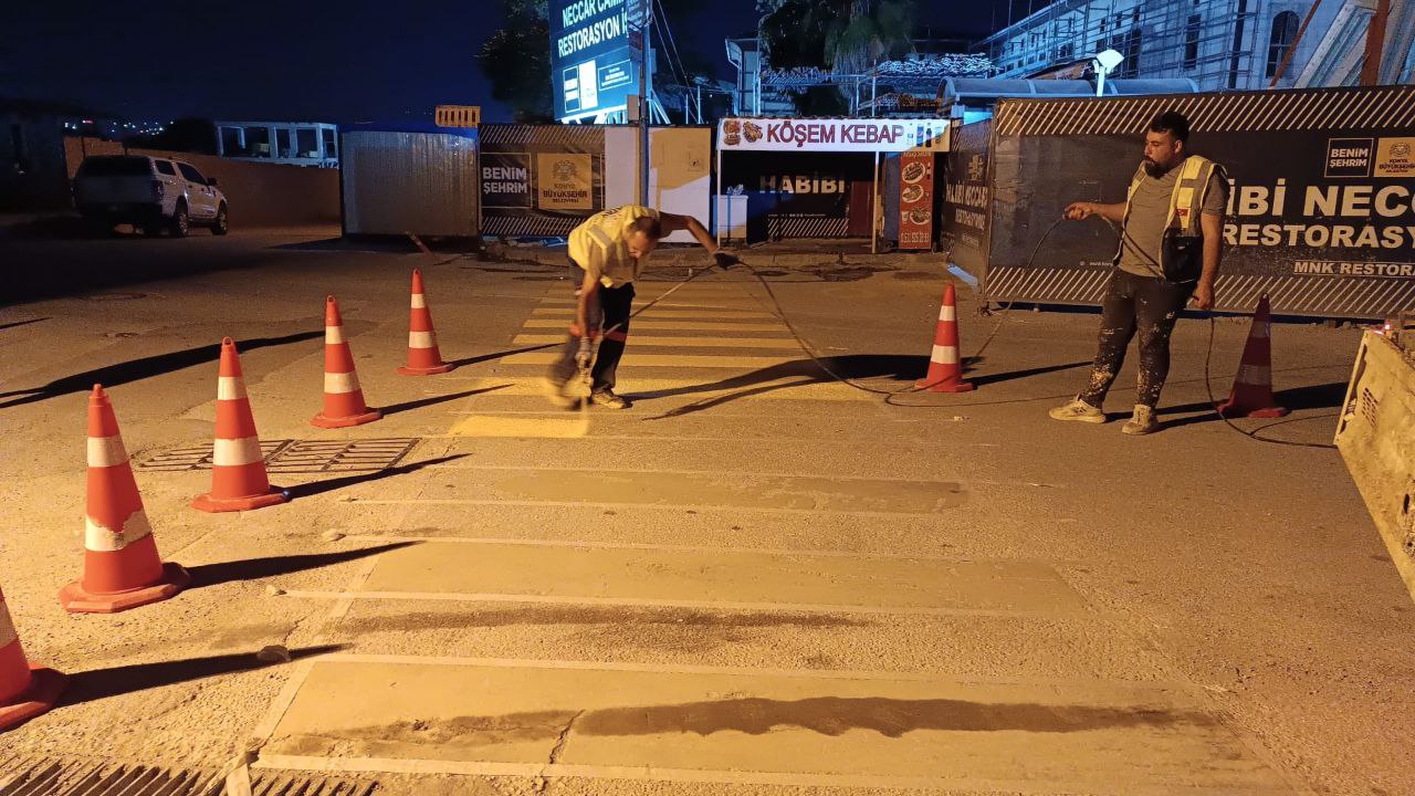 Hatay Büyükşehir Belediyesi, il genelinde araç ve yaya trafiğini olumsuz etkileyecek yollarda yoğun bir şekilde bakım, onarım ve asfalt serimi çalışmaları yürütüyor.