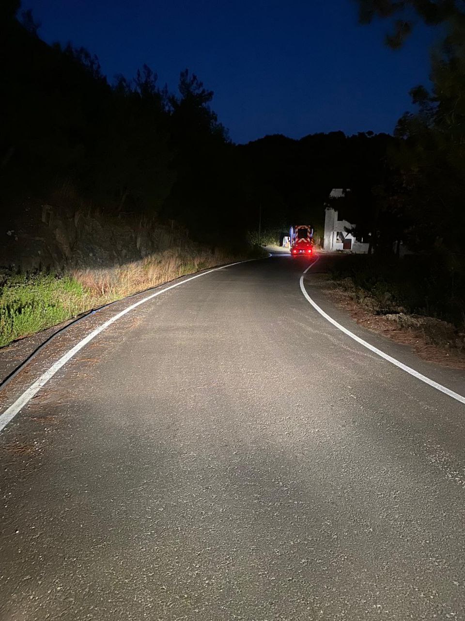 Hatay Büyükşehir Belediyesi, il genelinde araç ve yaya trafiğini olumsuz etkileyecek yollarda yoğun bir şekilde bakım, onarım ve asfalt serimi çalışmaları yürütüyor.