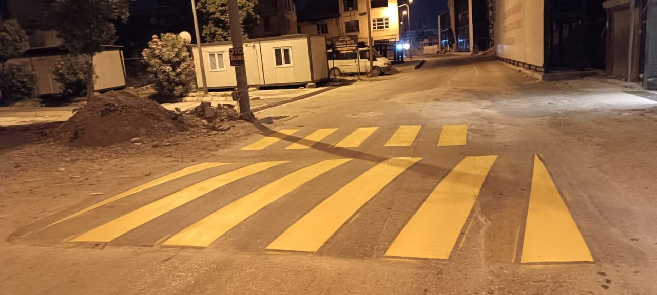 Hatay Büyükşehir Belediyesi, il genelinde araç ve yaya trafiğini olumsuz etkileyecek yollarda yoğun bir şekilde bakım, onarım ve asfalt serimi çalışmaları yürütüyor.