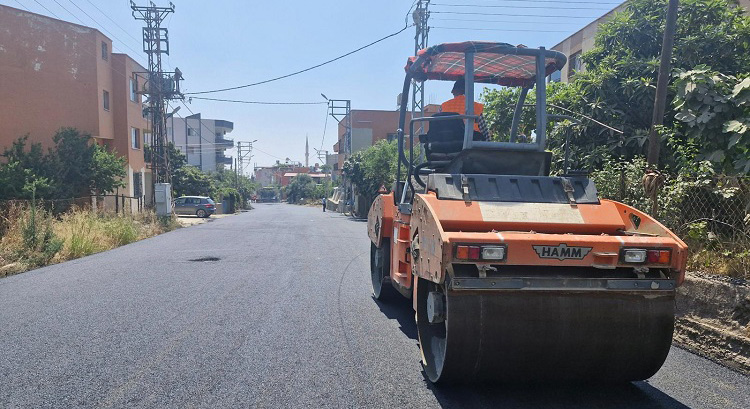 İskenderun Belediyesi, Bekbele Mahallesi'nde altyapı çalışmaları tamamlanan ana arterlerde sıcak asfalt serimine başladı.