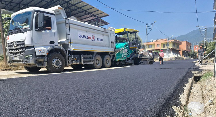 İskenderun Belediyesi, Bekbele Mahallesi'nde altyapı çalışmaları tamamlanan ana arterlerde sıcak asfalt serimine başladı.