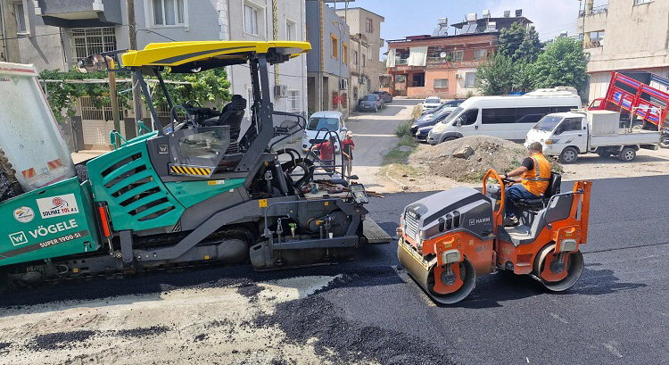 İskenderun Belediyesi, Bekbele Mahallesi'nde altyapı çalışmaları tamamlanan ana arterlerde sıcak asfalt serimine başladı.