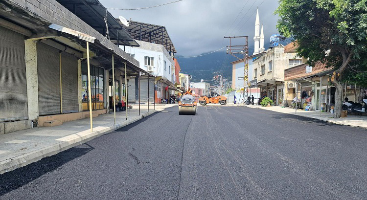 İskenderun Belediyesi, Bekbele Mahallesi'nde altyapı çalışmaları tamamlanan ana arterlerde sıcak asfalt serimine başladı.