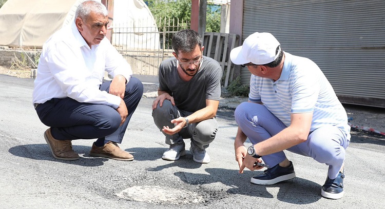 İskenderun Belediyesi, Bekbele Mahallesi'nde altyapı çalışmaları tamamlanan ana arterlerde sıcak asfalt serimine başladı.