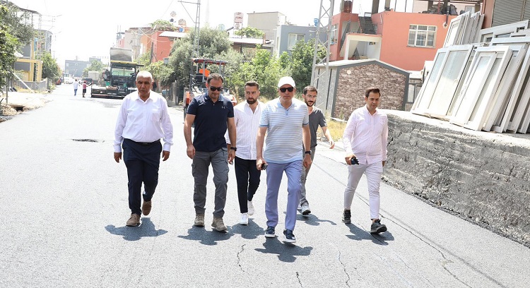 İskenderun Belediyesi, Bekbele Mahallesi'nde altyapı çalışmaları tamamlanan ana arterlerde sıcak asfalt serimine başladı.