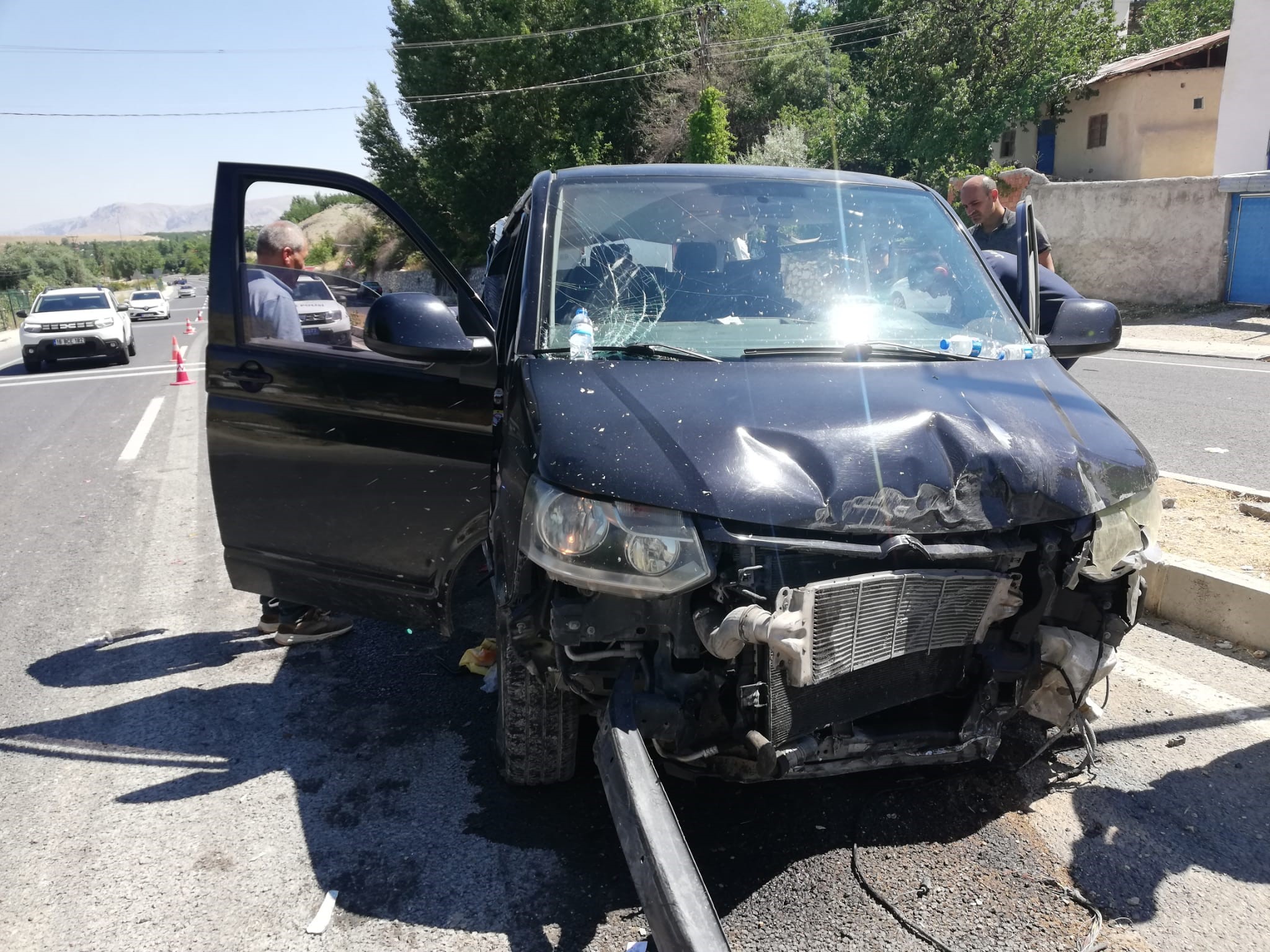 Darende ilçesinde, Malatya Büyükşehir Belediyesi'ne ait bir kamyonun freni tutmayınca trafik ışıklarında bekleyen bir minibüse arkadan çarpması sonucu meydana gelen feci kazada 5 kişi yaralandı.