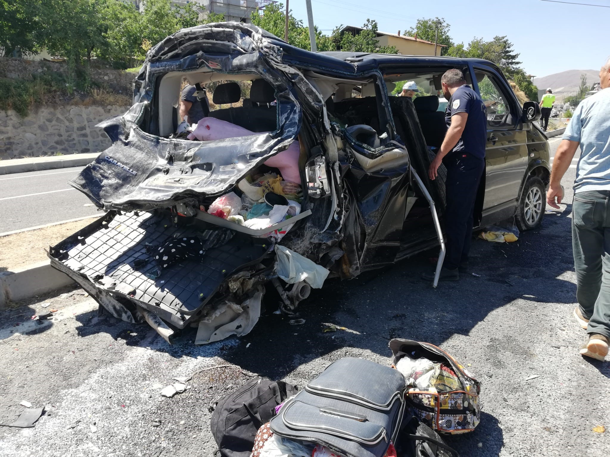 Darende ilçesinde, Malatya Büyükşehir Belediyesi'ne ait bir kamyonun freni tutmayınca trafik ışıklarında bekleyen bir minibüse arkadan çarpması sonucu meydana gelen feci kazada 5 kişi yaralandı.