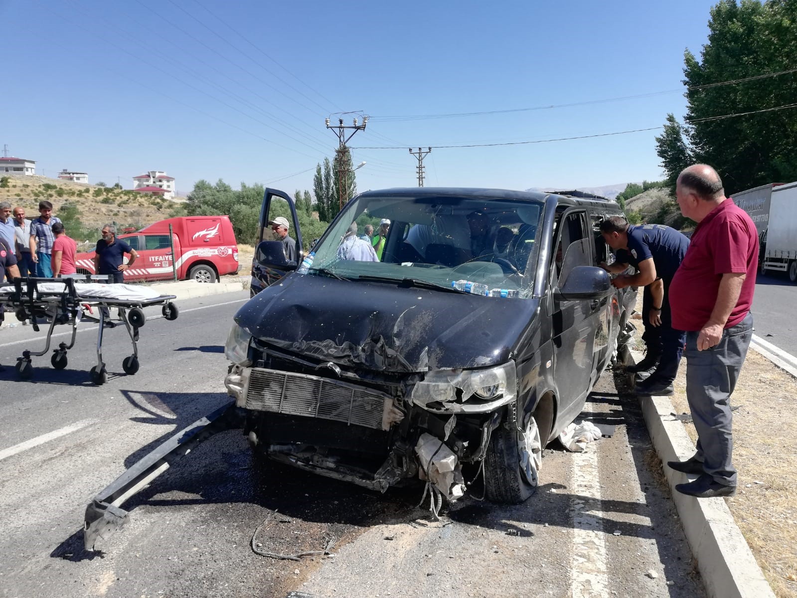 Darende ilçesinde, Malatya Büyükşehir Belediyesi'ne ait bir kamyonun freni tutmayınca trafik ışıklarında bekleyen bir minibüse arkadan çarpması sonucu meydana gelen feci kazada 5 kişi yaralandı.