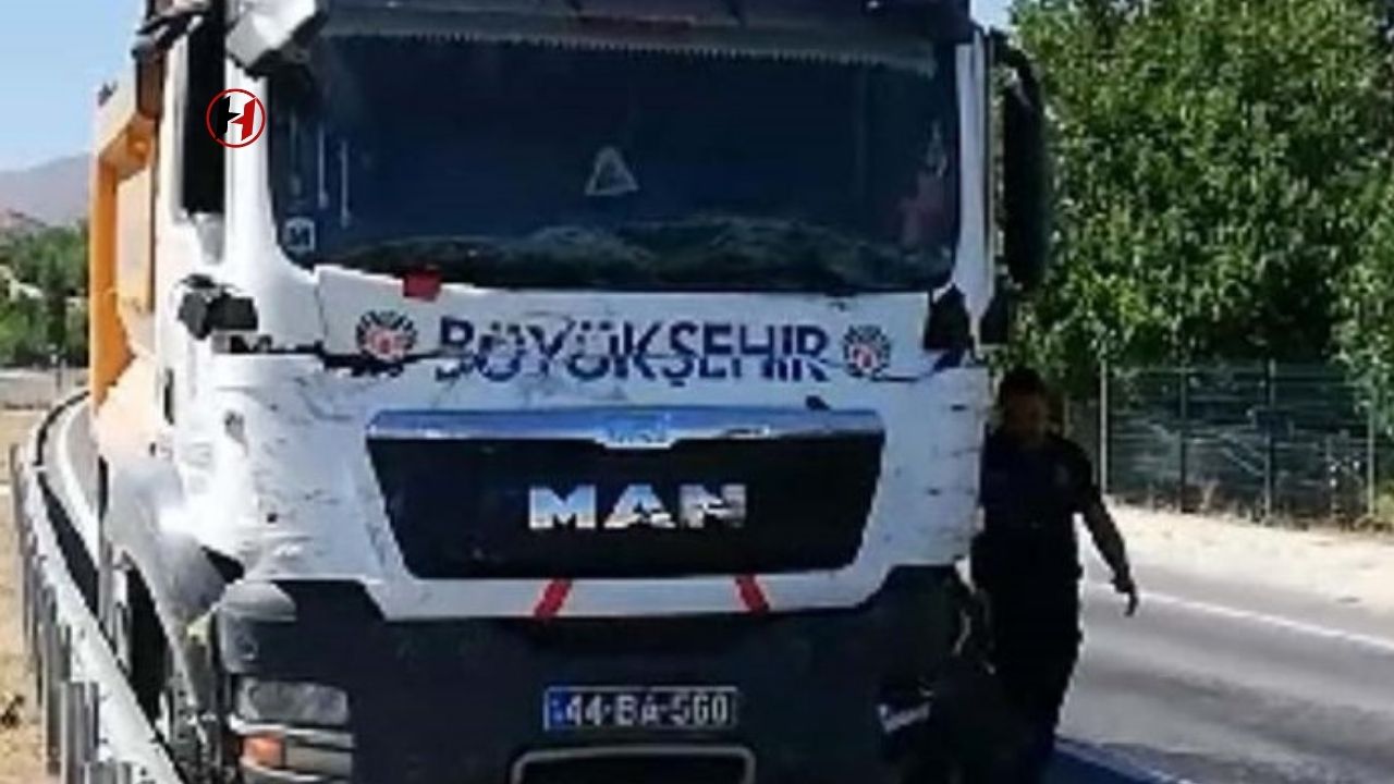 Malatya Darende'de Büyükşehir Belediyesi Kamyonu Minibüse Arkadan Çarptı: 5 Yaralı