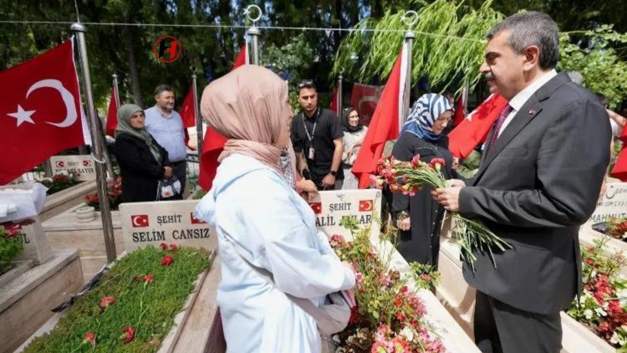 Millî Eğitim Bakanı Yusuf Tekin, 15 Temmuz Şehitliği'nde Şehitleri Andı