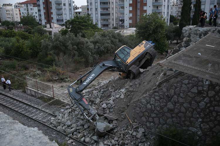 Hatay'ın Payas ilçesinde demir yolunda üst geçit yapımı sırasında meydana gelen toprak kayması korkunç bir kazaya yol açtı. Kazada bir işçi yaralandı.