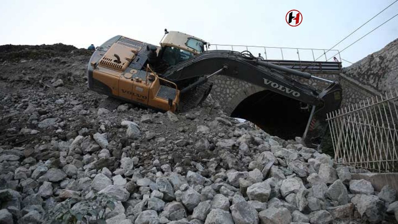 Payas'ta Üst Geçit Yapımında Toprak Kayması: 1 İşçi Yaralandı!