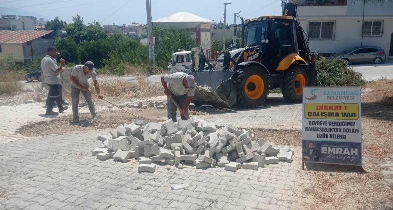 Samandağ Belediyesi Fen İşleri Müdürlüğü ekipleri, ilçedeki bozulmuş yolları yenileyerek vatandaşların kullanımına sunuyor.