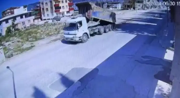 Seyir halinde damperini açan kamyon, 200 metre boyunca yola toprak döktü